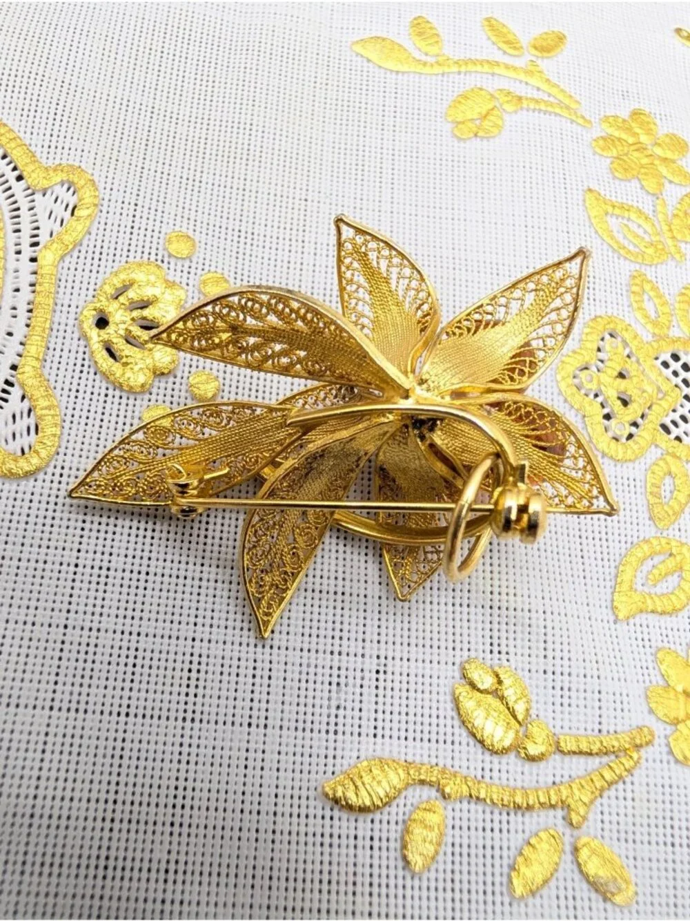 VTG Brooch Pendant Genuine Baltic Amber Berries Goldtone Filigree Leaf Natural
